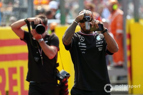 Lewis Hamilton, da Mercedes-AMG F1 Team, durante a parada dos pilotos 
