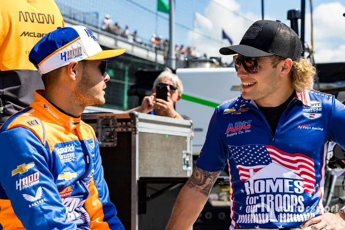Kyle Larson, Arrow McLaren/Rick Hendrick Chevrolet, Santino Ferrucci, A.J. Foyt Enterprises Chevrolet