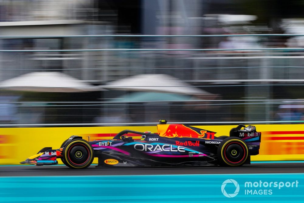 Sergio Pérez, Red Bull Racing RB19, en el arranque del GP de Miami. 