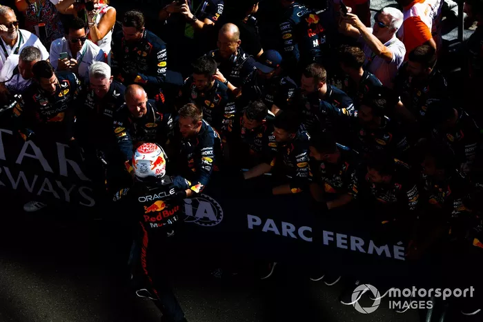 Max Verstappen, Red Bull Racing, 1ª posición, lo celebra con su equipo a su llegada al Parc Ferme