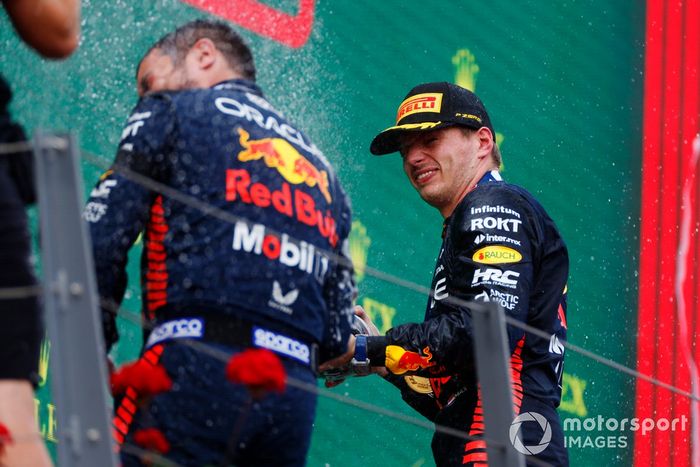 Max Verstappen, Red Bull Racing, 1ª posición, rocía el Champán de la victoria en el podio.