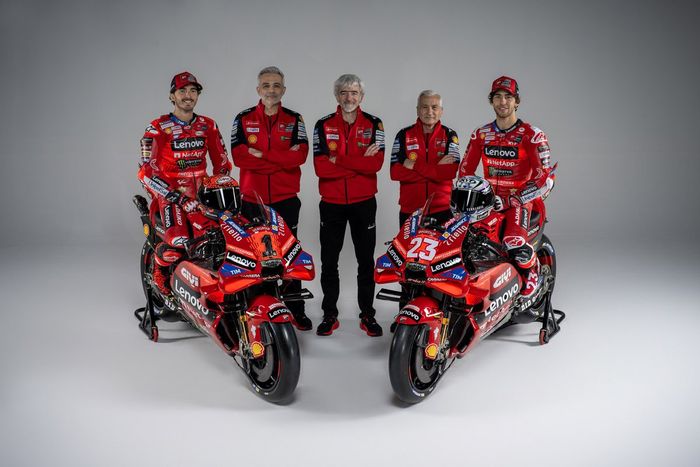 Francesco Bagnaia, Equipo Ducati, Enea Bastianini, Equipo Ducati, Gigi Dall'Igna, Director General de Ducati Corse