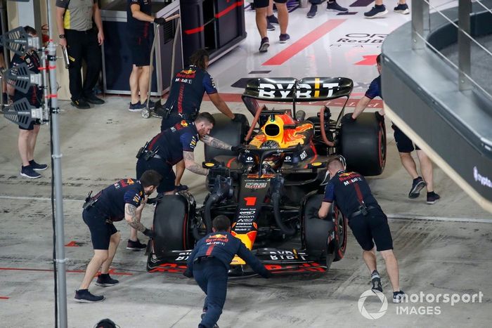 Max Verstappen, Red Bull Racing RB19, regresa al garaje