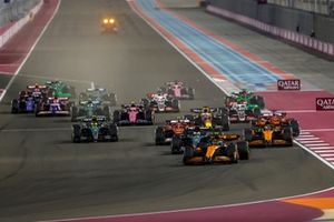 Lando Norris, McLaren MCL38, George Russell, Mercedes F1 W15, Oscar Piastri, McLaren MCL38 