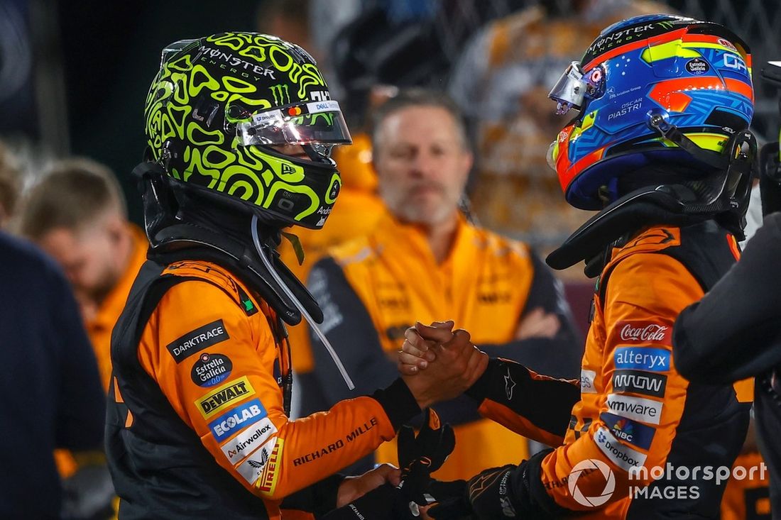 Lando Norris, McLaren F1 Team, 2. miejsce, Oscar Piastri, McLaren F1 Team, 1. miejsce, gratulują sobie nawzajem w Parc Ferme. 