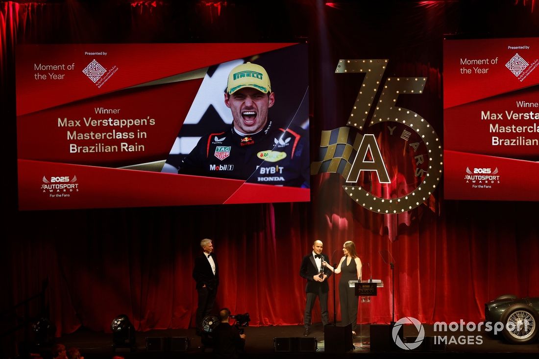 Gianpiero Lambiase, inżynier wyścigowy, Red Bull Racing, odbiera nagrodę Moment of the Year w imieniu Maxa Verstappena, Red Bull Racing