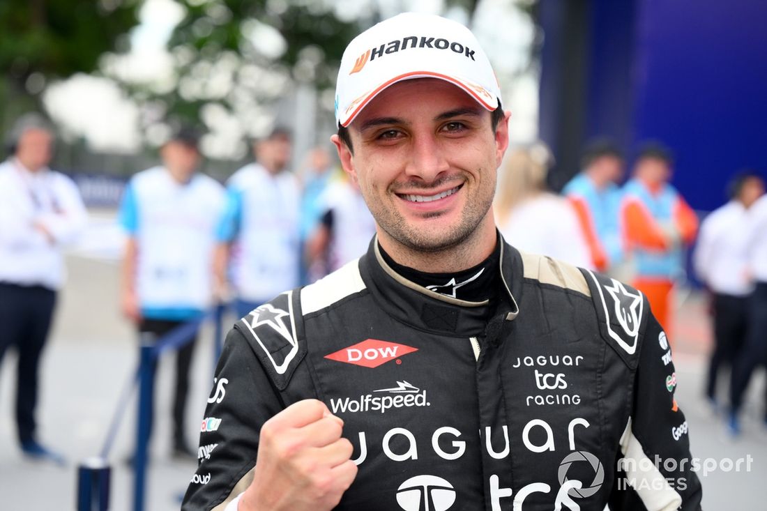 El ganador de la carrera Mitch Evans , Jaguar TCS Racing celebra en parc ferme