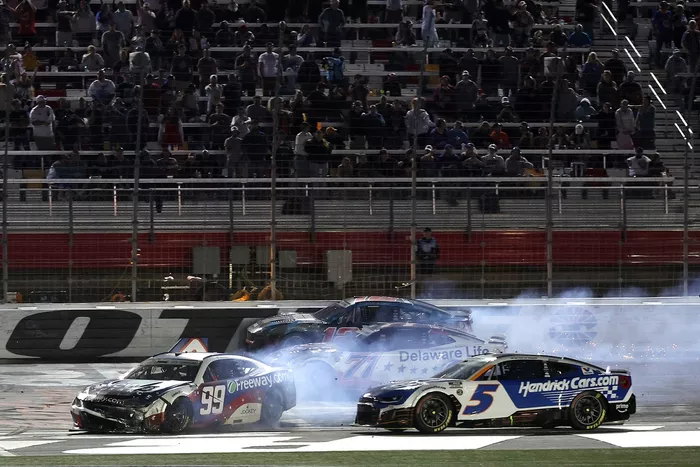 Daniel Suarez, Trackhouse Chevrolet, Kyle Larson, Hendrick Motorsports Chevrolet