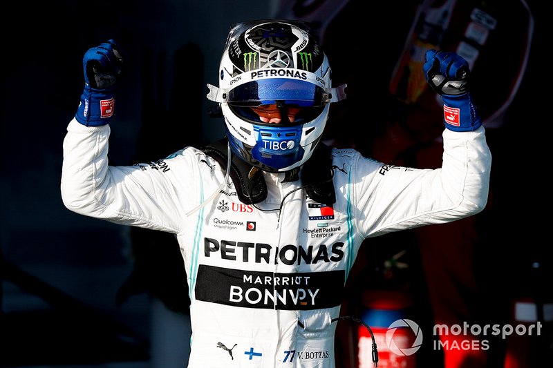 Il vincitore della gara Valtteri Bottas, Mercedes AMG F1