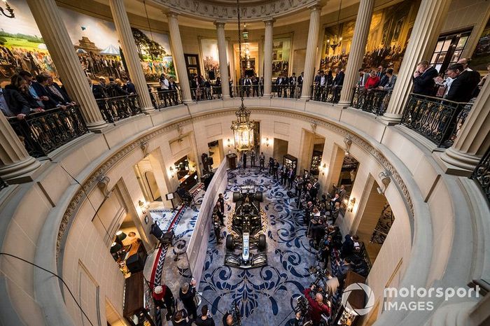 Romain Grosjean, Haas F1 Team, Kevin Magnussen, Haas F1 Team, Guenther Steiner, director de Haas F1 y William Storey, CEO Rich Energy representan fotografías detrás de la nueva decoración de Haas 2019 en el Haas F1 Team VF-18