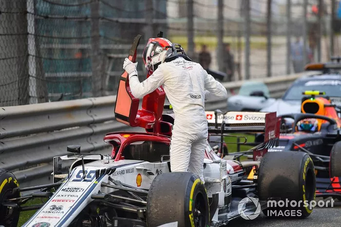Antonio Giovinazzi, Alfa Romeo Racing, al Parco Chiuso dopo la gara