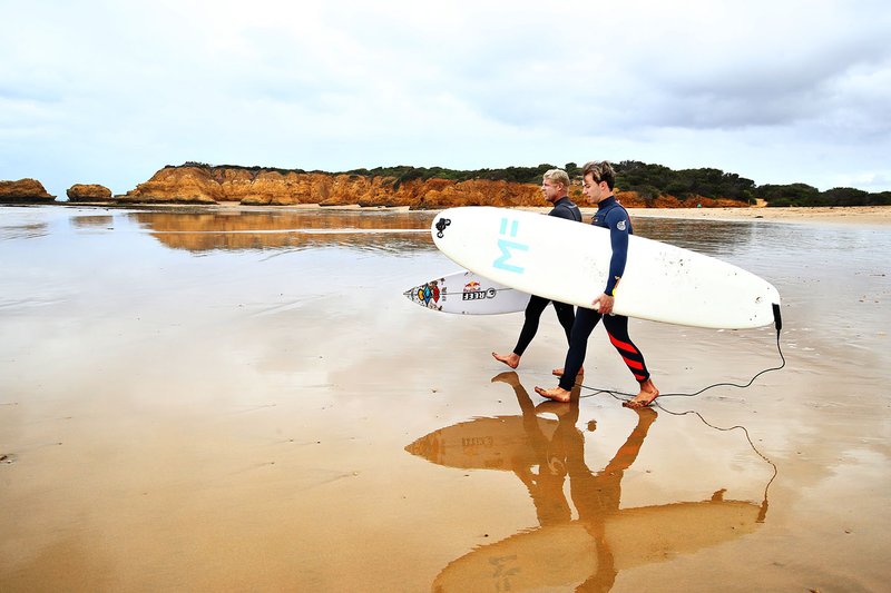 Pierre Gasly, Red Bull Racing posa para una foto después de surfear con la leyenda del surf Mick Fanning