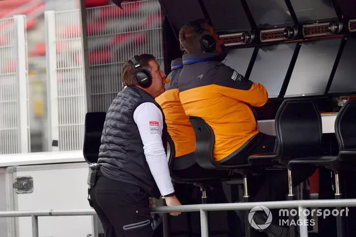 Zak Brown, CEO de McLaren Racing en el pórtico de la pared del pits