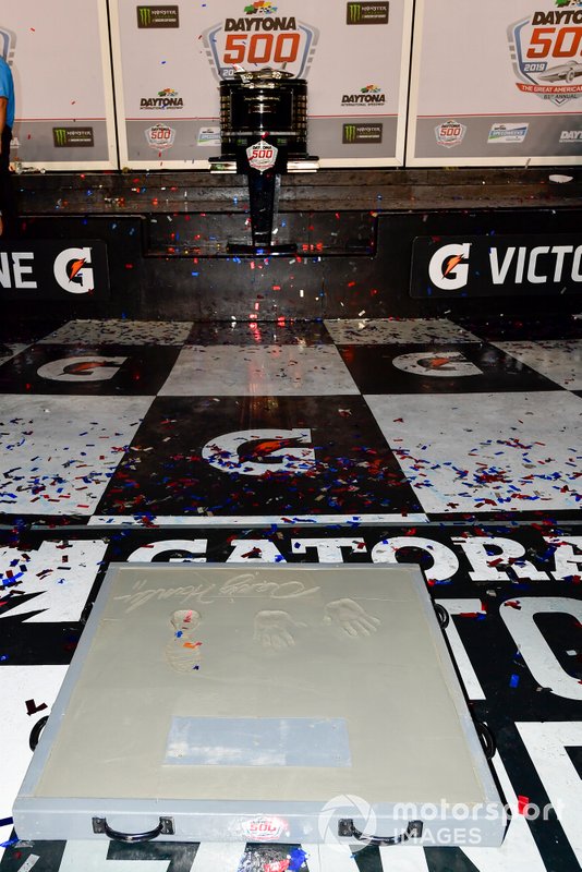 Denny Hamlin, Joe Gibbs Racing, Toyota Camry FedEx Express celebrates in victory lane