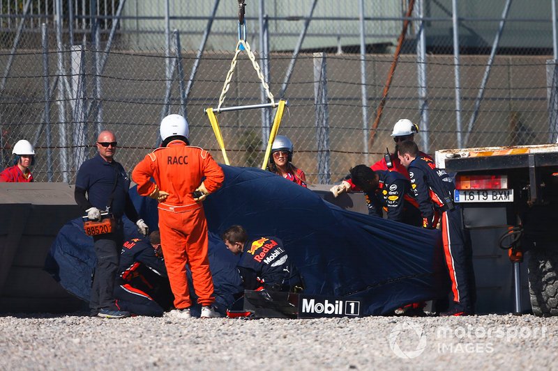 La monoposto incidentata di Pierre Gasly, Red Bull Racing RB15, viene recuperata