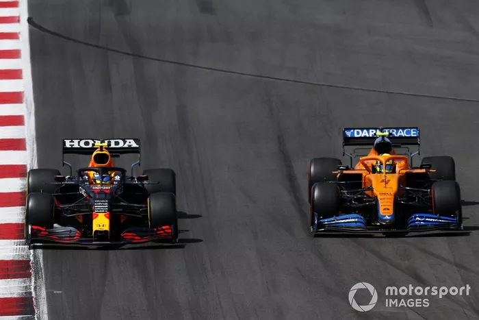 Sergio Pérez, Red Bull Racing RB16B, Lando Norris, McLaren MCL35M