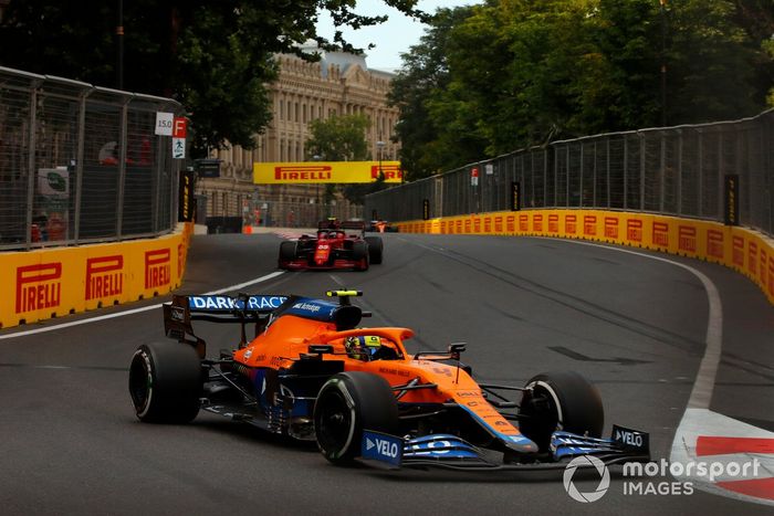 Lando Norris, McLaren MCL35M, Carlos Sainz Jr., Ferrari SF21