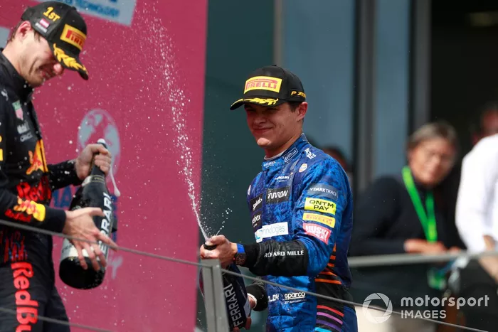 Podio: ganador Max Verstappen, Red Bull Racing, tercer lugar Lando Norris, McLaren