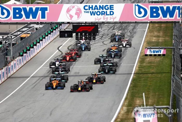 Max Verstappen, Red Bull Racing RB16B, Lando Norris, McLaren MCL35M, Sergio Pérez, Red Bull Racing RB16B, Lewis Hamilton, Mercedes W12, Valtteri Bottas, Mercedes W12, Pierre Gasly, AlphaTauri AT02, al inicio