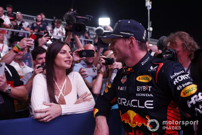 Max Verstappen, Red Bull Racing, 2ª posición y campeón del mundo de pilotos 2023, con Kelly Piquet en Parc Ferme tras la carrera Sprint.