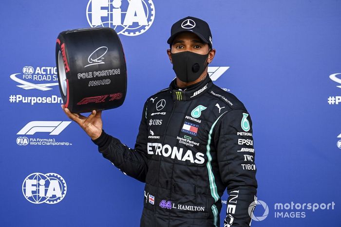 Ganador de la pole Lewis Hamilton, Mercedes F1 W11 en  Parc Ferme con el trofeo Pirelli Pole Position