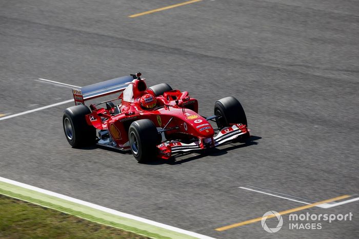 Mick Schumacher conduce el Ferrari F2004 con el que ganó el campeonato Michael Schumacher, en una carrera de demostración para celebrar el Gran Premio número 1000 de Ferrari 