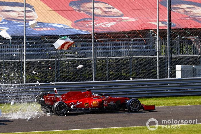 Sebastian Vettel, Ferrari SF1000, choca con las barreras