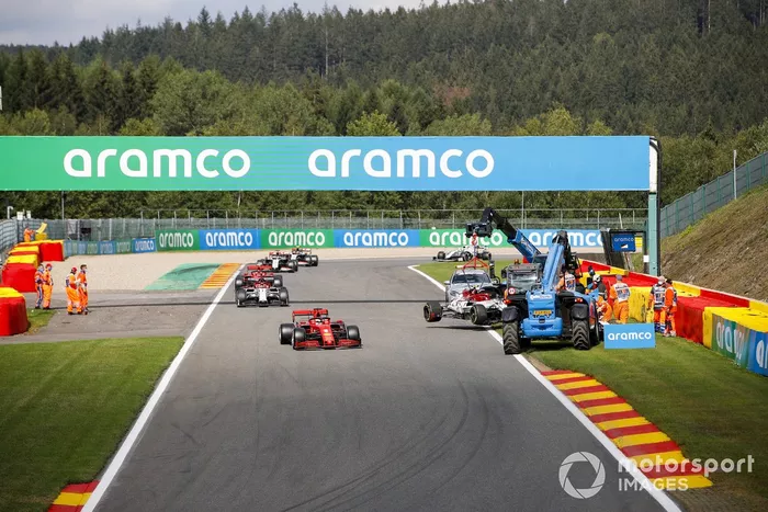 Los oficiales retiran el coche de Antonio Giovinazzi, Alfa Romeo Racing C39, como Sebastian Vettel, Ferrari SF1000, Kimi Raikkonen, Alfa Romeo Racing C39, y Charles Leclerc, Ferrari SF1000