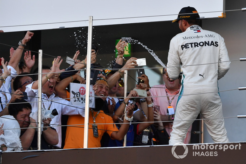 Il vincitore della gara Lewis Hamilton, Mercedes AMG F1, festeggia sul podio con lo champagne