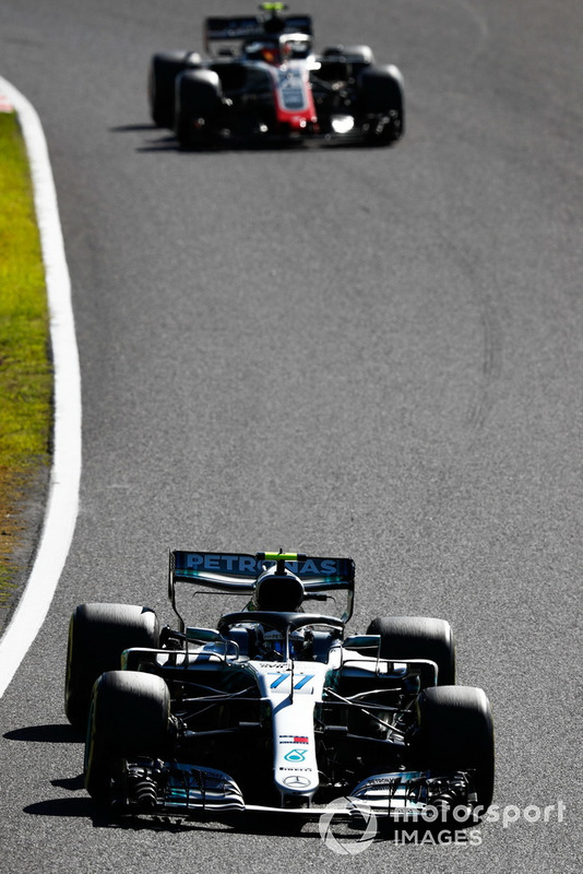Valtteri Bottas, Mercedes AMG F1 W09, precede Kevin Magnussen, Haas F1 Team VF-18