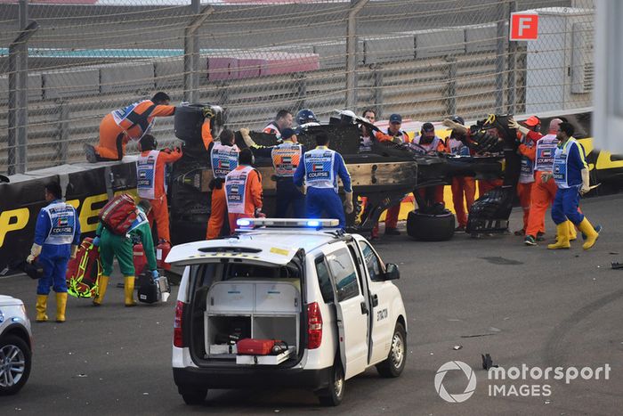 El equipo médico asiste a Nico Hulkenberg, Renault Sport F1 Team R.S. 18 después de estrellarse y volcar en la primera vuelta