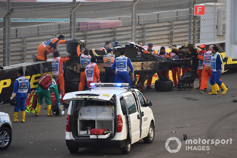 Lo staff medico assiste Nico Hulkenberg, Renault Sport F1 Team R.S. 18, dopo l'incidente al primo giro