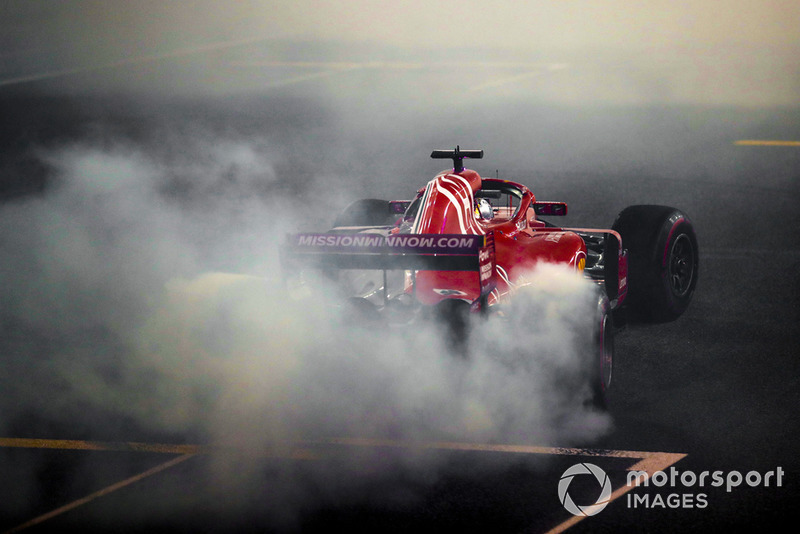 Sebastian Vettel, Ferrari SF71H, hace donas al final de la carrera