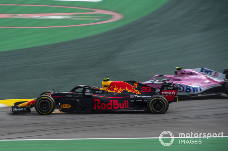Max Verstappen, Red Bull Racing RB14 y Esteban Ocon, Force India VJM11