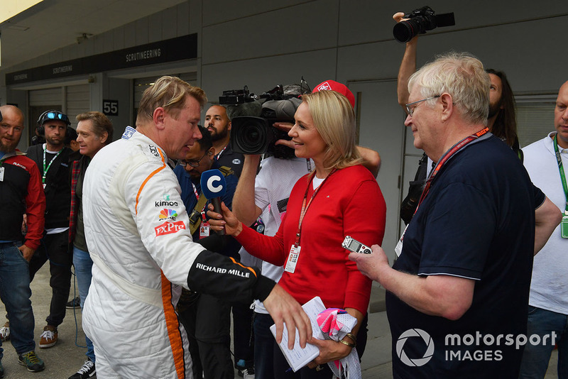 Mika Häkkinen pilote la McLaren MP4/13 à Suzuka