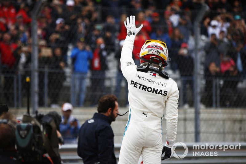 Ganador de la pole Lewis Hamilton, Mercedes AMG F1 celebra en Parc Ferme