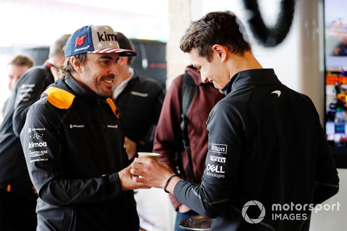 Lando Norris, McLaren, trae una taza de té para Fernando Alonso, McLaren.