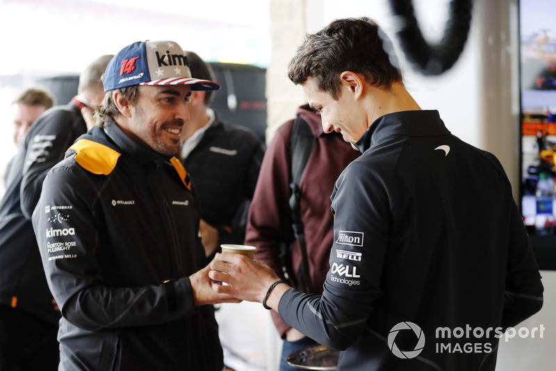Пилот McLaren Ландо Норрис со стаканчиком чая для Фернандо Алонсо