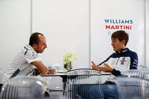 Robert Kubica, Williams Martini Racing, discute avec George Russell