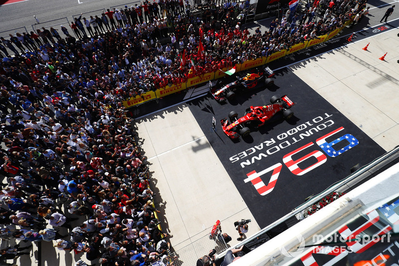 Kimi Raikkonen, Ferrari SF71H, habla con los medios de comunicación mientras su auto se sienta en Parc Ferme con el coche de Max Verstappen, Red Bull Racing RB14