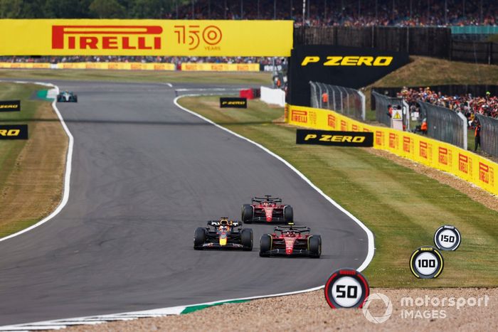 Carlos Sainz, Ferrari F1 75, Max Verstappen, Red Bull Racing RB18, Charles Leclerc, Ferrari F1 75