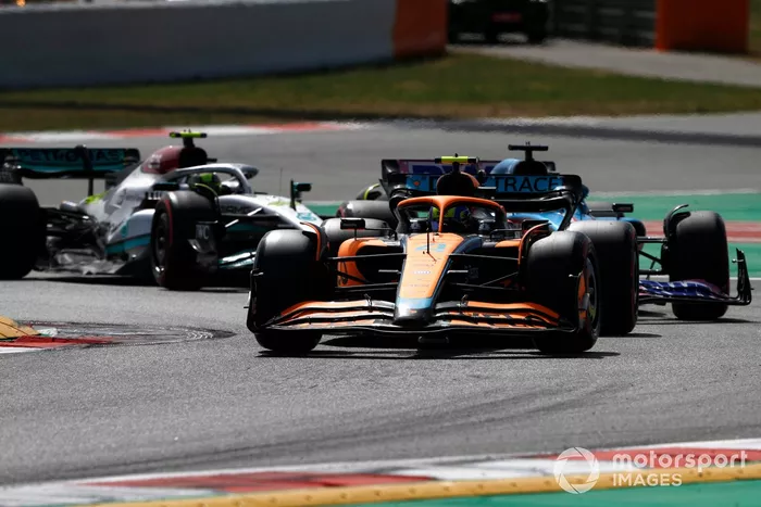 Lando Norris, McLaren MCL36, Fernando Alonso, Alpine A522, Lewis Hamilton, Mercedes W13 