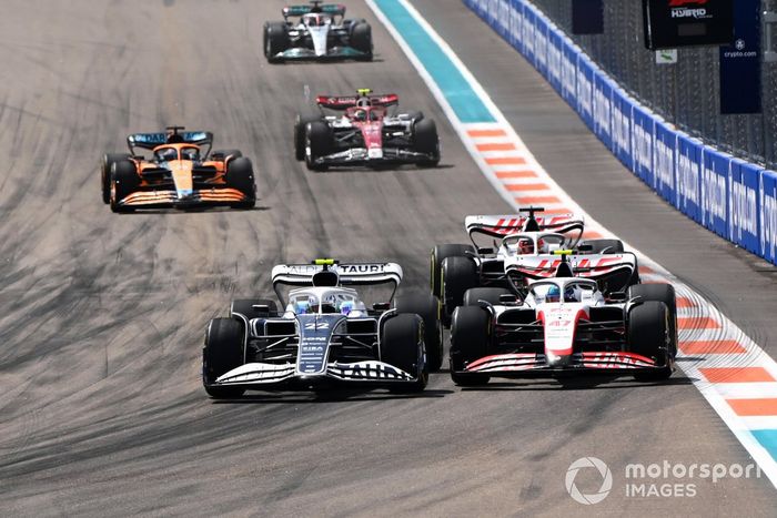 Yuki Tsunoda, AlphaTauri AT03, lucha con Mick Schumacher, Haas VF-22, Kevin Magnussen, Haas VF-22