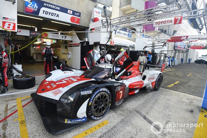 #7 Toyota Gazoo Racing Toyota GR010 - Hybrid Hypercar, Mike Conway, Kamui Kobayashi, José María López pitstop