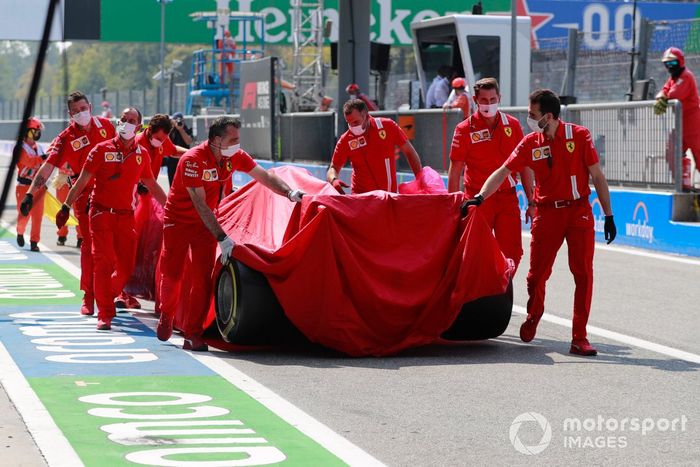 Los mecánicos de Ferrari con el coche accidentado de Carlos Sainz Jr., Ferrari SF21