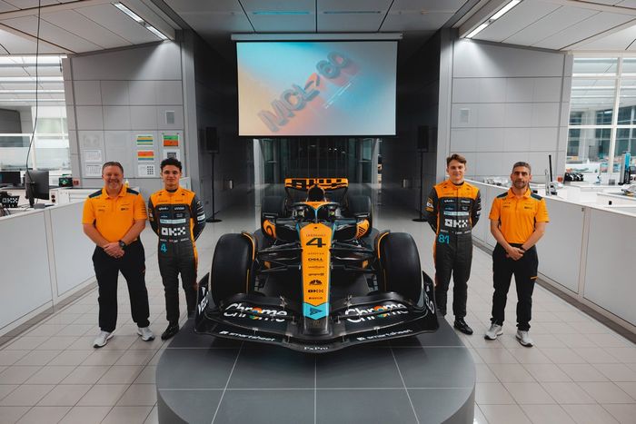 Zak Brown, CEO, McLaren Racing, Andrea Stella, Director del equipo McLaren, Lando Norris, McLaren, Oscar Piastri, McLaren