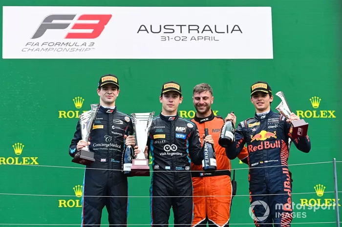 Zak O'Sullivan, Prema Racing, Franco Colapinto, MP Motorsport y Sebastian Montoya, Hitech Pulse-Eight en el podio con el trofeo y el champán.