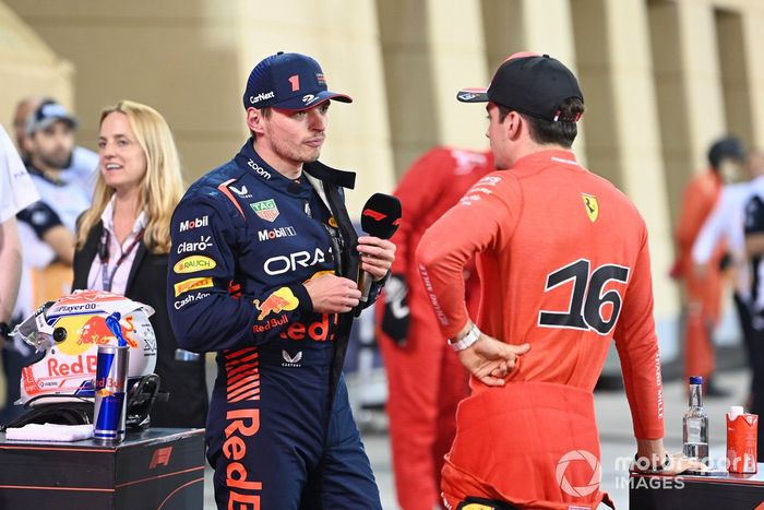 Ganador de la pole, Max Verstappen, Red Bull Racing, habla con Charles Leclerc, Scuderia Ferrari, en Parc Ferme después de la Calificación