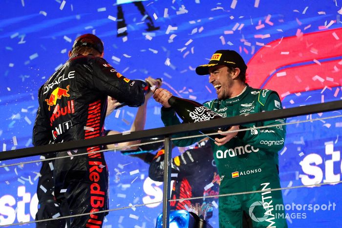 Podio: segundo lugar Max Verstappen, Red Bull Racing, y tercer lugar Fernando Alonso, Aston Martin F1 Team