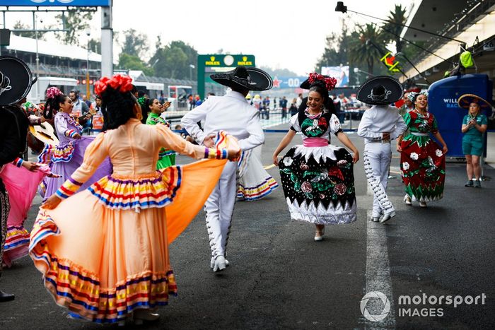 Bailarines mexicanos en el pitlane
